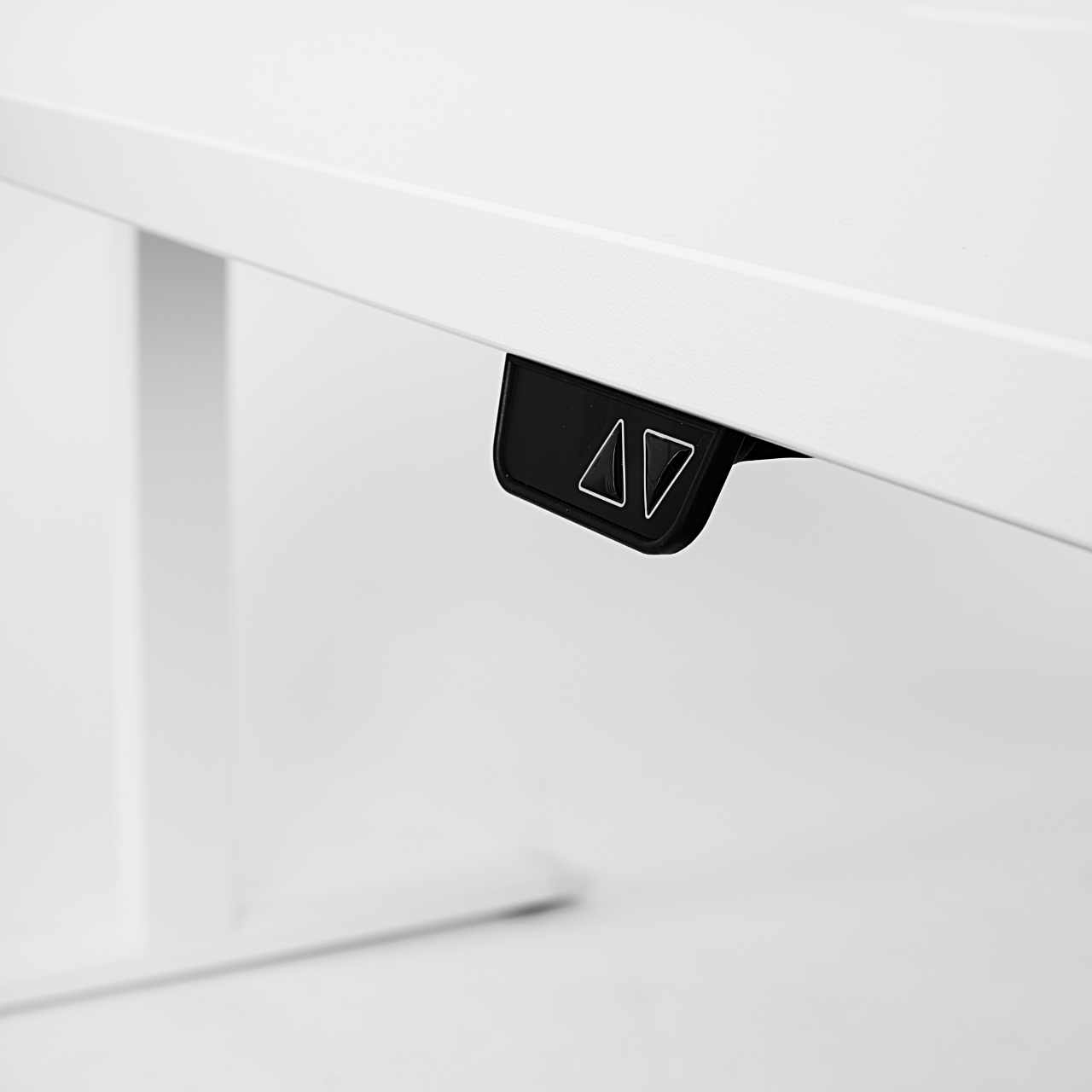Pakeliamo stalo valdiklis || Reguliuojamo aukščio stalas || Biuro baldai || Darbo kėdės